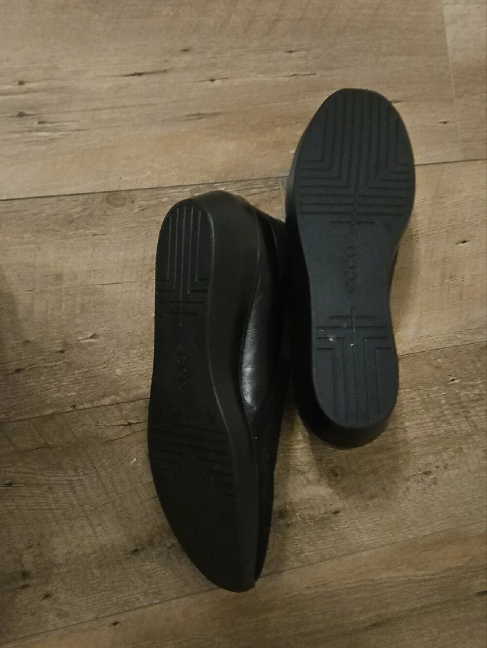 Ecco sleek slip
